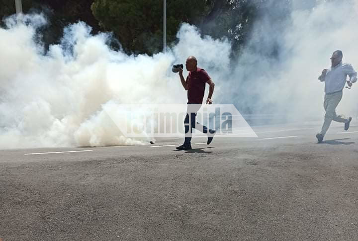 Πολίτες στη Μαλακάσα δέχονται χημικά από δυνάμεις των ΜΑΤ