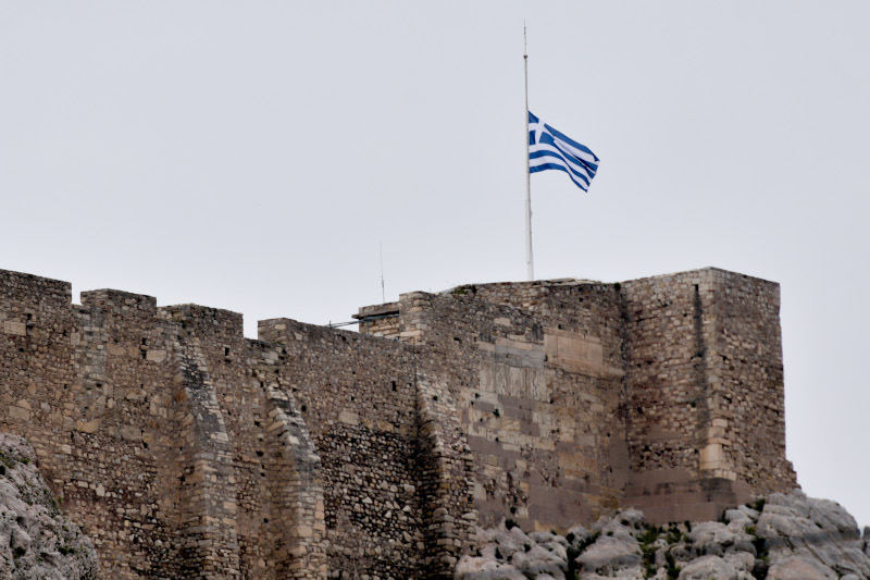 Μανώλης Γλέζος σημαία Ακρόπολη