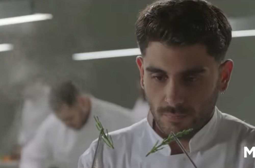 Ο Μανώλης Σαρρής, περσινός νικητής του MasterChef σε καρέ από το νέο τρέιλερ