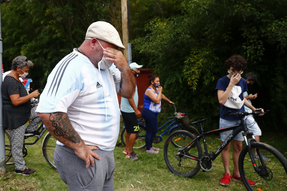Με δάκρυα στα μάτια οι Αργεντίνοι για τον θάνατο του Μαραντόνα