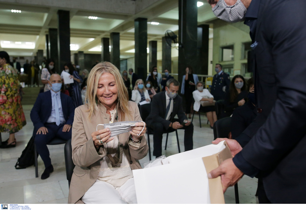 Όπως φαίνεται και στην εικόνα, στο Δικαστικό Μέγαρο μοιράστηκαν μάσκες στους παρευρισκόμενους