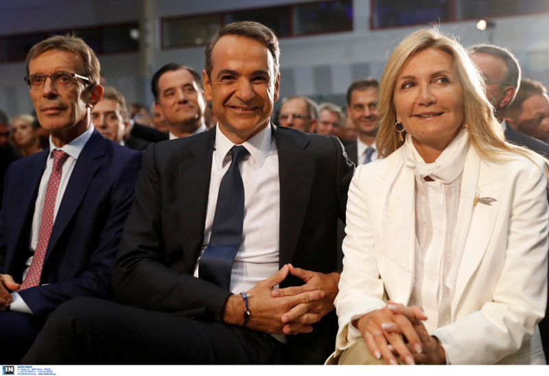 Λαμπερή η Μαρέβα Μητσοτάκη στο πλευρό του συζύγου της / Φωτογραφία: INTIME NEWS