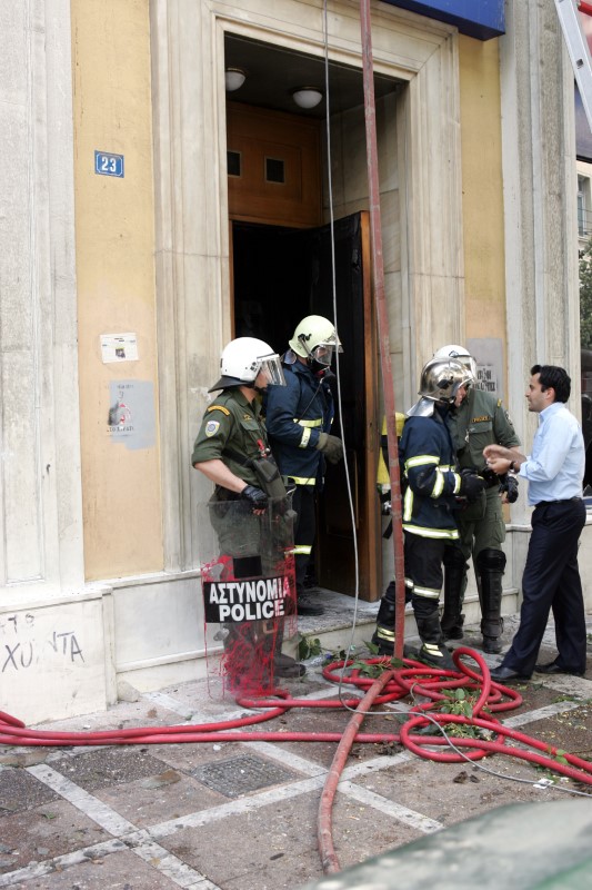 Αστυνομικοί και πυροσβέστες στην είσοδο της Marfin