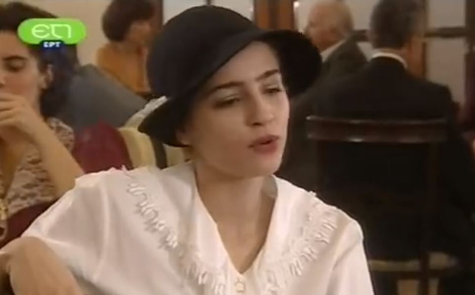Με πιο σκούρα μαλλιά, αλλά και πολύ διαφορετικό look, η Μαρία Κίτσου, που έπρεπε να ταιριάξει στην εμφάνιση μιας γυναίκας των αρχών του 20ου αιώνα