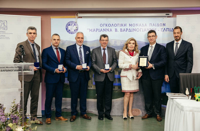 Μαριάννα Β. Βαρδινογιάννη, Αλβέρτος Μπουρλάς και Μανώλης Παπασάββας με στελέχη της Pfizer