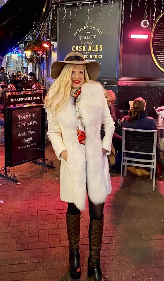 Η Μαρίνα Πατούλη με λευκό παλτό με γούνα και μπότες Louis Vuitton