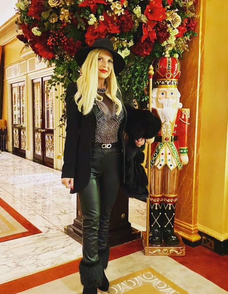 Μαρίνα Πατούλη με μαύρο δερμάτινο παντελόνι, διάφανο τοπ και μαύρο καπέλο