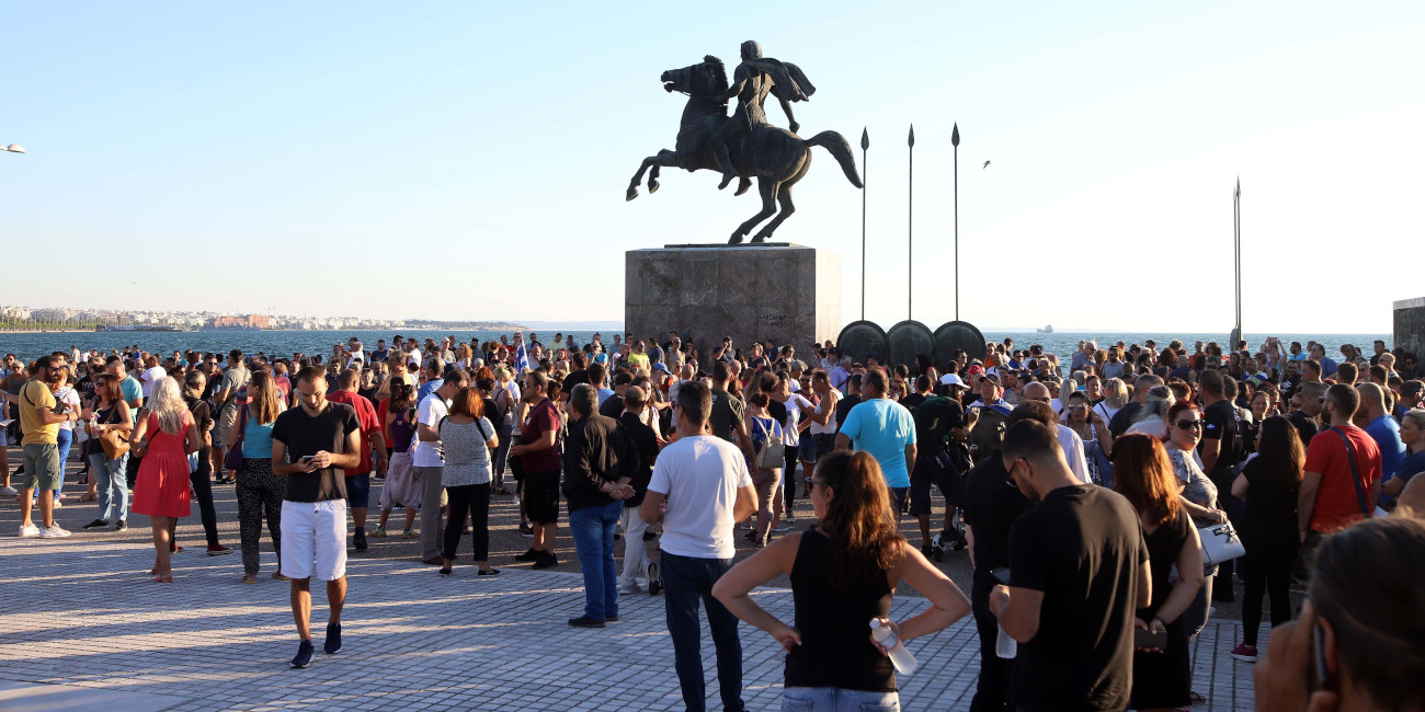 /></figure>



<p>Εικόνα από τη συγκέντρωση στη Θεσσαλονίκη<br>
Μετά από πορεία μέσω της Τσιμισκή και στη συνέχεια της παραλιακής οδού, οι εκατοντάδες διαδηλωτές συγκεντρώθηκαν και πάλι στον Λευκό Πύργο και το άγαλμα του Μ. Αλεξάνδρου από το οποίο και ξεκίνησαν το απόγευμα.</p>



<p>Οι διαμαρτυρόμενοι που συγκεντρώθηκαν νωρίς το απόγευμα στο σημείο μέσα από διαδικτυακό κάλεσμα, επισήμαιναν ότι θέλουν να προστατέψουν τα παιδιά τους. Αξίζει να σημειωθεί ότι κανένας από τους εκατοντάδες συγκεντρωμένους δεν φορούσε μάσκα προστασίας από τον κορωνοϊό, κάτω από τη διακριτική παρουσία της αστυνομίας.</p>



<p>Να σημειωθεί ότι κάποιοι συγκεντρωμένοι που φορούσαν μαύρα ρούχα επιτέθηκαν φραστικά στα τηλεοπτικά συνεργεία που πήγαν να καλύψουν την εκδήλωση, ενώ στη συνέχεια τα ίδια άτομα προπηλάκισαν και έτρεψαν σε φυγή δύο άτομα που φέρονται ότι ήταν αλλοδαποί.</p>



<p>Έκαψαν μάσκες στα Χανιά<br>
Συγκέντρωση πραγματοποιήθηκε το απόγευμα της Κυριακής και στα Χανιά, στην πλατεία της Δημοτικής Αγοράς, με δεκάδες γονείς να παρίστανται μαζί με τα παιδιά τους, ώστε να διαμαρτυρηθούν κατά της χρήσης μάσκας στα σχολεία.</p>



<p>Και ως πράξη αντίστασης, όπως αναφέρει το zarpanews, οι παρευρισκόμενοι έκαψαν χειρουργικές μάσκες προστασίας και πηδούσαν πάνω από τη μικρή εστία φωτιάς.</p>



<p><br> Στην πολυπληθή διοργάνωση, οι συμμετέχοντες ακολούθησαν πιστά τα συνθήματα και δεν φορούσαν μάσκες, παρά τον συνωστισμό, ενώ εκ μέρους των διοργανωτών ακούστηκε ότι «δεν θα αφήσουμε κανέναν να κάνει τα παιδιά μας πειραματόζωα», αρνούμενοι προκαταβολικά και τα «νέα εμβόλια», όπως έγραφαν τα πανό. Ωστόσο, αρκετοί από τους συγκεντρωμένους ήρθαν στη συγκέντρωση με μάσκες, τις οποίες όμως φορούσαν… στον λαιμό, πιθανόν υπό τον φόβο ύπαρξης αστυνομίας για να βεβαιώσει πρόστιμα.</p>



<figure class=