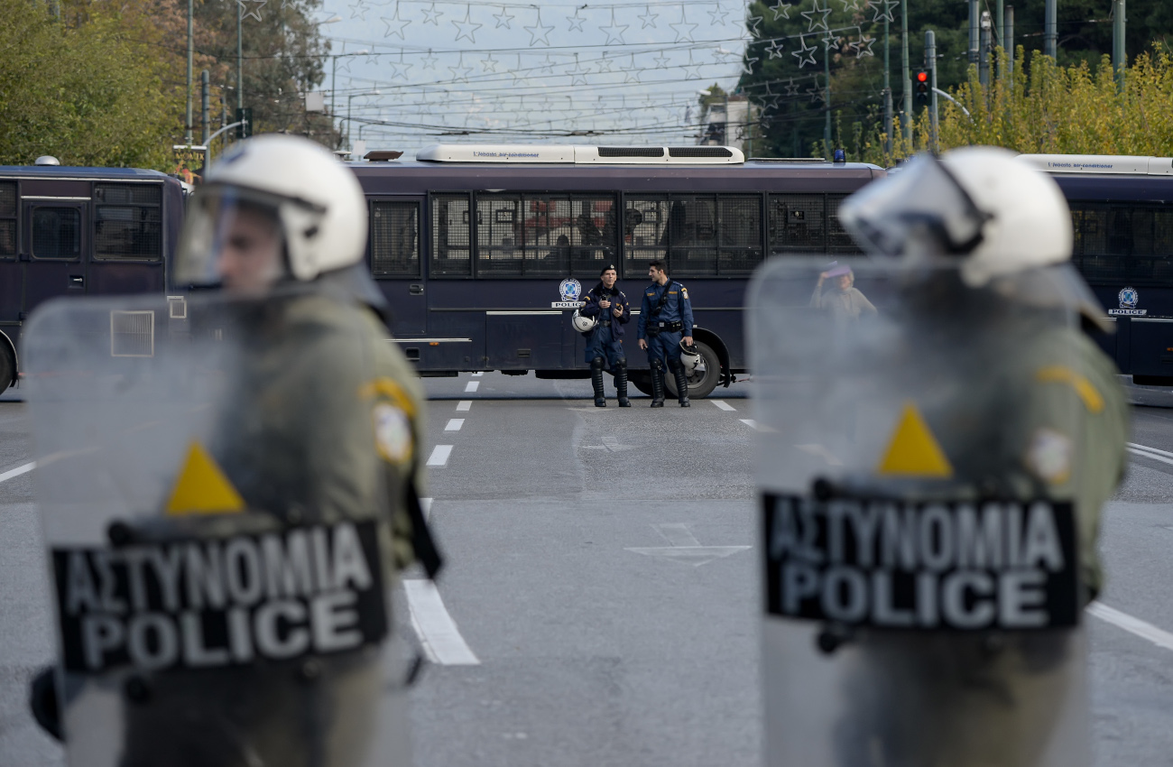 ΜΑΤ μπροστά από κλούβες της αστυνομίας