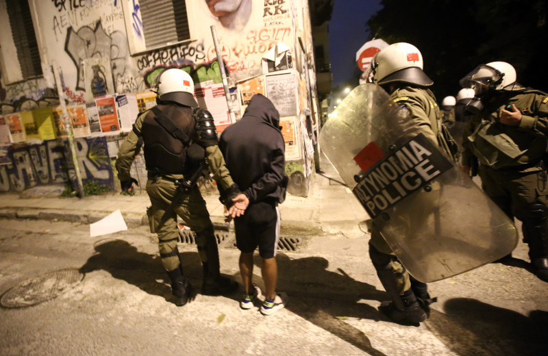 Κουκουλοφόρος συλλαμβάνεται από τα ΜΑΤ