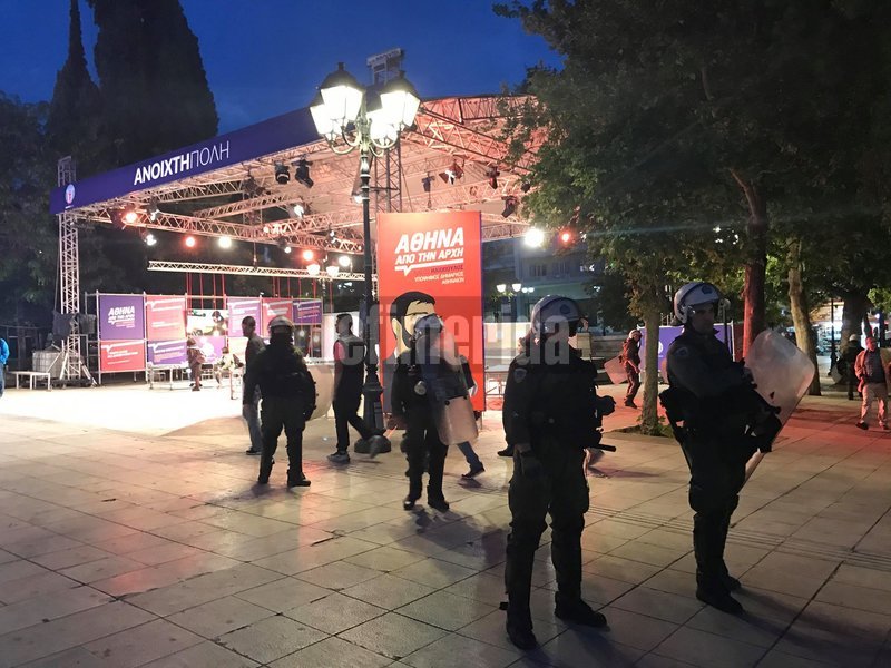 ΜΑΤ μπροστά από εκλογικό περίπτερο