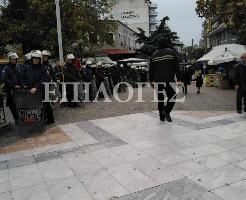 Ισχυρές δυνάμεις των ΜΑΤ σε πλατεία των Σερρών