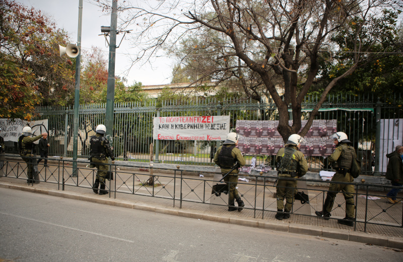 ΜΑΤ έξω από το Πολυτεχνείο περιφρουρούν