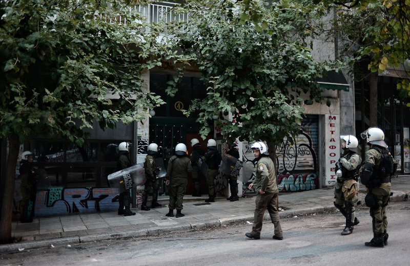 ΜΑΤ μπαίνουν σε κτίριο στα Εξάρχεια