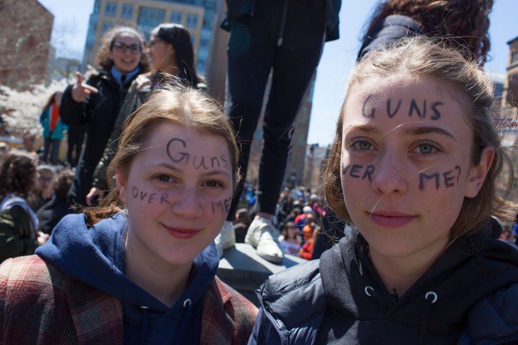 Δυο κορίτσια με συνθήματα γραμμένα στο μέτωπο και τα μάγουλά τους στις ΗΠΑ