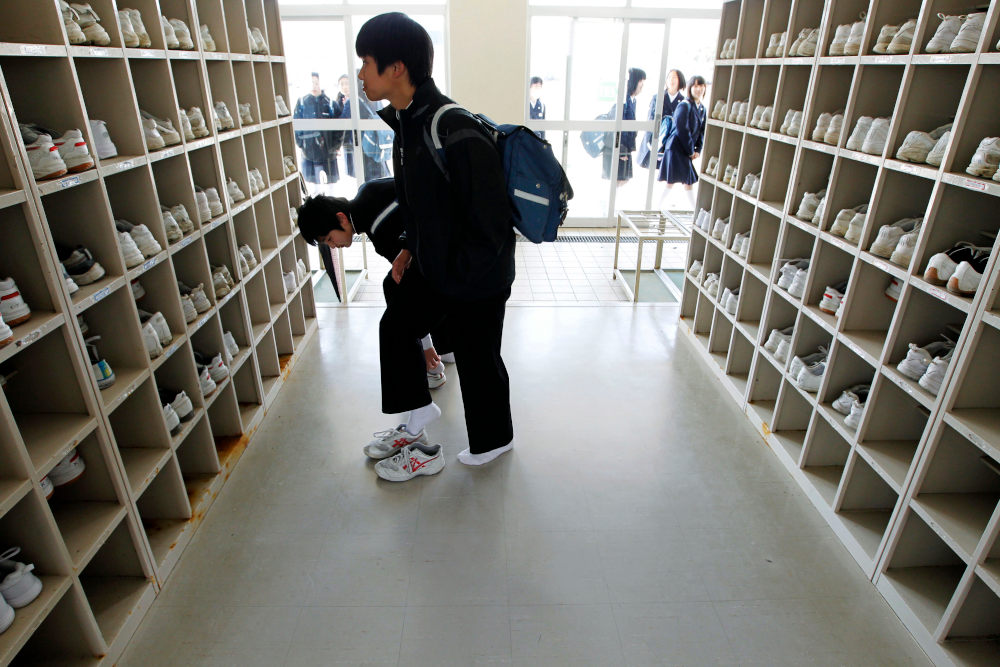 Μαθητές στην Ιαπωνία αλλάζουν παπούτσια πριν μπουν στις σχολικές αίθουσες