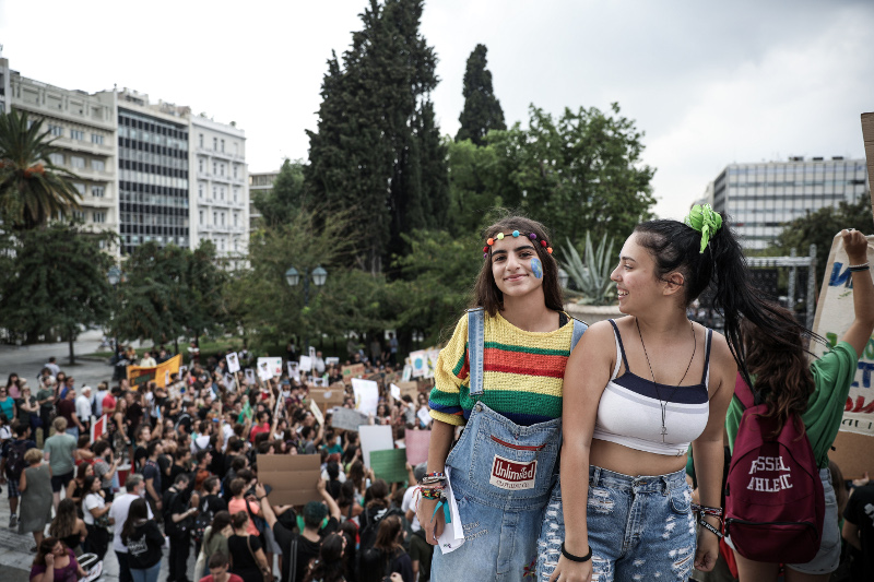 Με πανό, συνθήματα και μπογιατισμένα πρόσωπα διαδηλώνουν έξω από την Βουλή