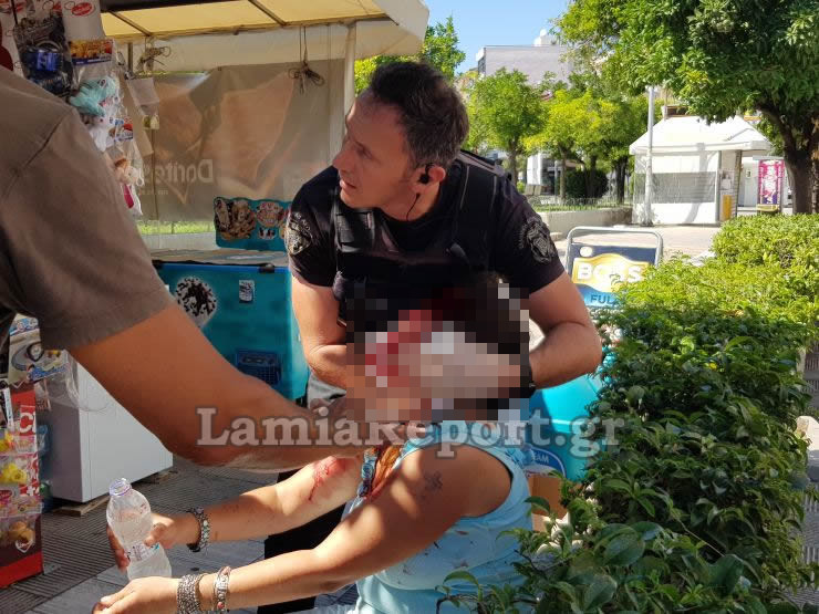 Ανδρας του ΕΚΑΒ δίνει τις πρώτες βοήθειες στη γυναίκα