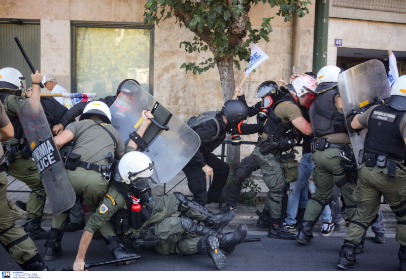 Μάχη διαδηλωτών με αστυνομικούς