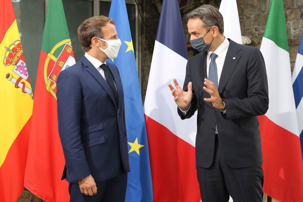Ο Γάλλος πρόεδρος Εμανουέλ Μακρόν υποδέχεται τον Έλληνα πρωθυπουργό στην Κορσική