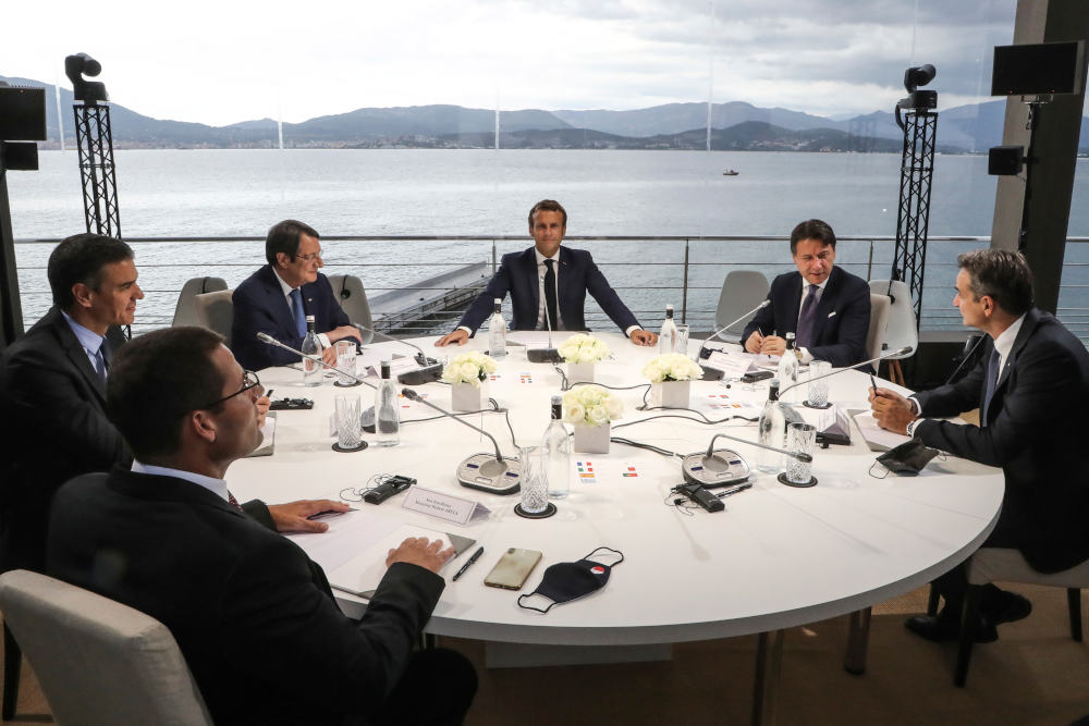 Οι ηγέτες των Med7 γύρω από το τραπέζι στην Κορσική κατά τη σύνοδο των χωρών της Μεσογείου με οικοδεσπότη τον Εμανουέλ Μακρόν