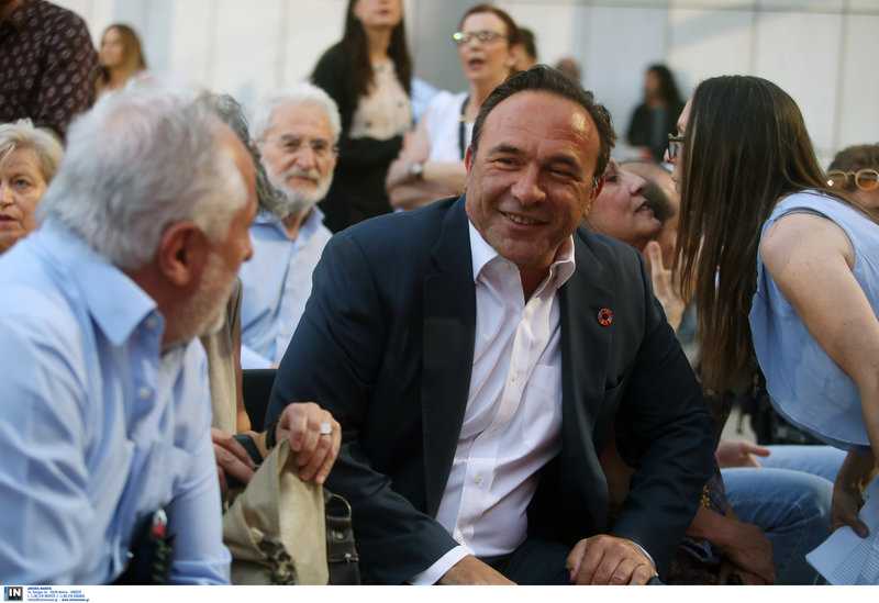 Χαμογελαστός ο Πέτρος Κόκκαλης που εξελέγη ευρωβουλευτής με τον ΣΥΡΙΖΑ