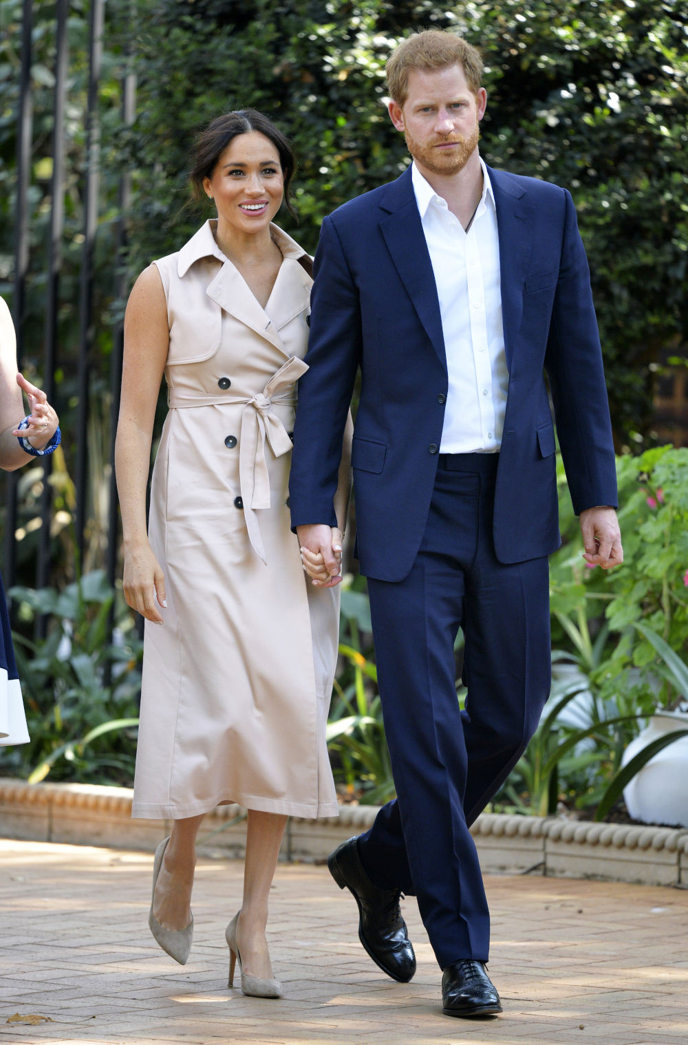Η Μέγκαν Μαρκλ και ο πρίγκιπας Χάρι περπατούν χέρι-χέρι σε δημόσια εμφάνισή τους