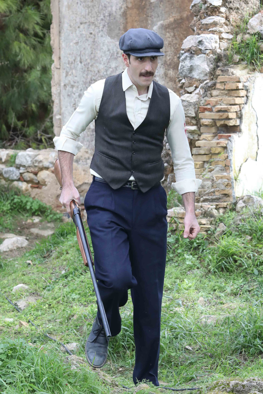 Ο Μελέτης με καραμπίνα σε σκηνή από τη σειρά Άγριες Μέλισσες
