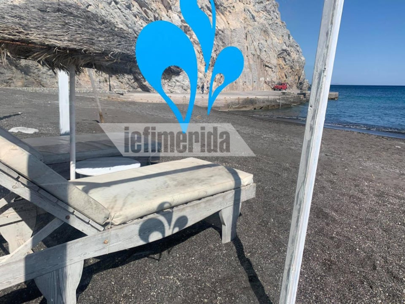 Κατασκευή από πλεξιγκλάς στην Μαύρη Παραλία 