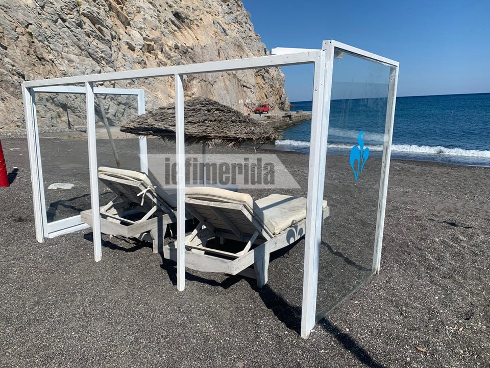 Πλεξιγκλάς στην Μαύρη Παραλία στη Σαντορίνη 