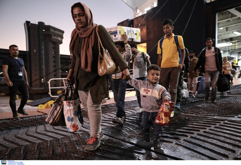 Μετανάστες και πρόσφυγες φθάνουν στον Πειραιά