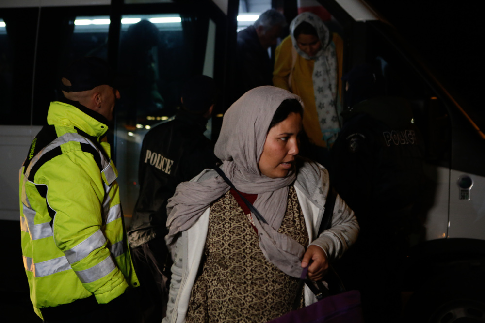 Σε εξέλιξη η επιχείρηση μετακίνησης 815 αιτούντων άσυλο από τη Λέσβο [εικόνες]