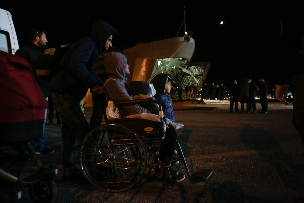 Σε εξέλιξη η επιχείρηση μετακίνησης 815 αιτούντων άσυλο από τη Λέσβο [εικόνες]