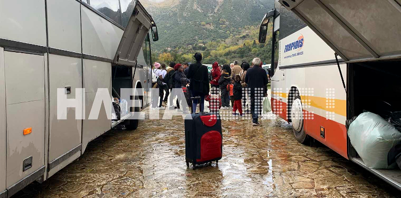 Μετανάστες έξω από το μοναστήρι