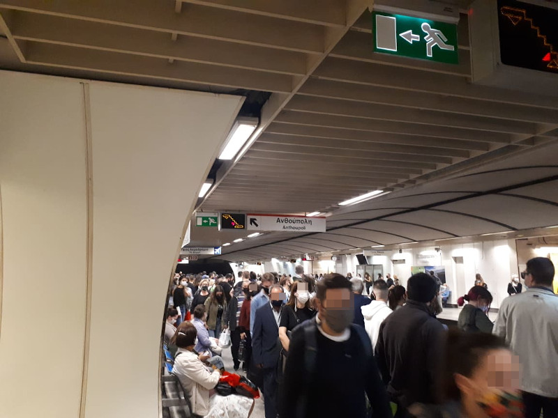 Πολίτες περίμεναν τον επόμενο συρμό