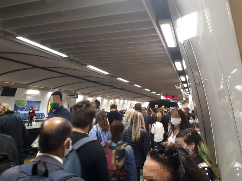 Εικόνες συνωστισμού στο μετρό Συντάγματος