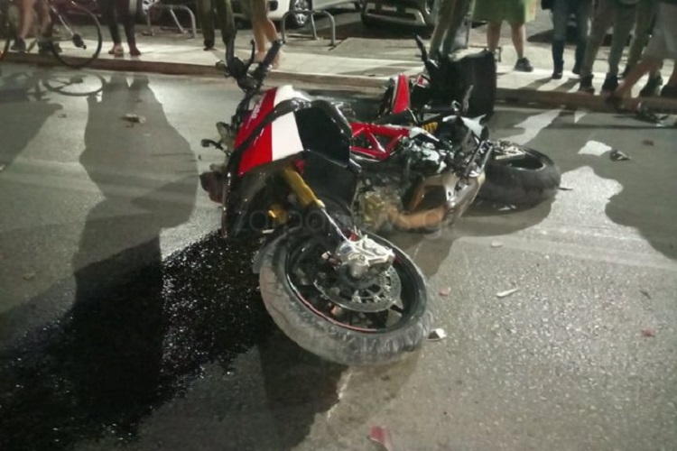 Η μηχανή του άτυχου Μανώλη Γαρεφαλάκη, λίγο μετά το τροχαίο