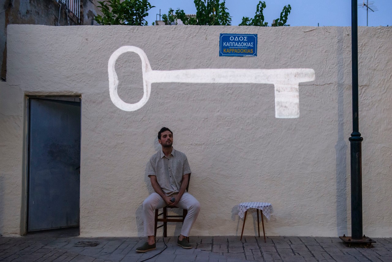 αντρας ακουμπάει σε τοίχο
