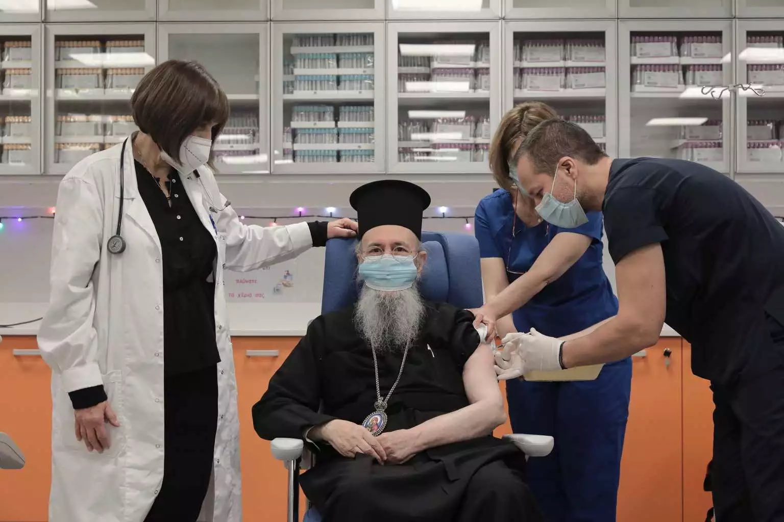 Ο Μητροπολίτης Ναυπάκτου Ιερόθεος κάνει το εμβόλιο για τον κορωνοϊό