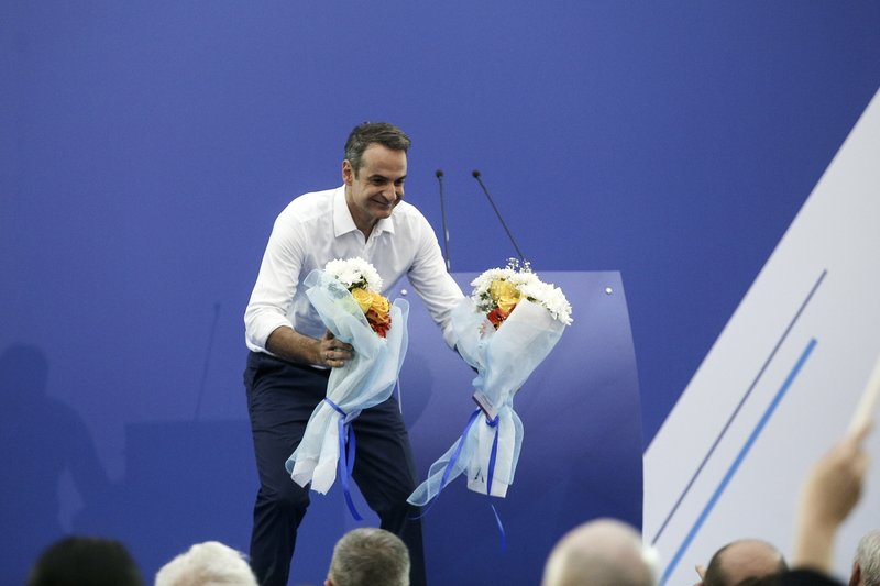 Ο Κυριάκος Μητσοτάκης παίρνει ανθοδέσμες μετά την ομιλία του