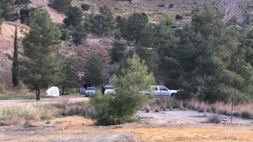 Αυτοκίνητα σε ανοιχτό χώρο όπου αναζητούνται οι σοροί αγνοουμένων στην Κύπρο
