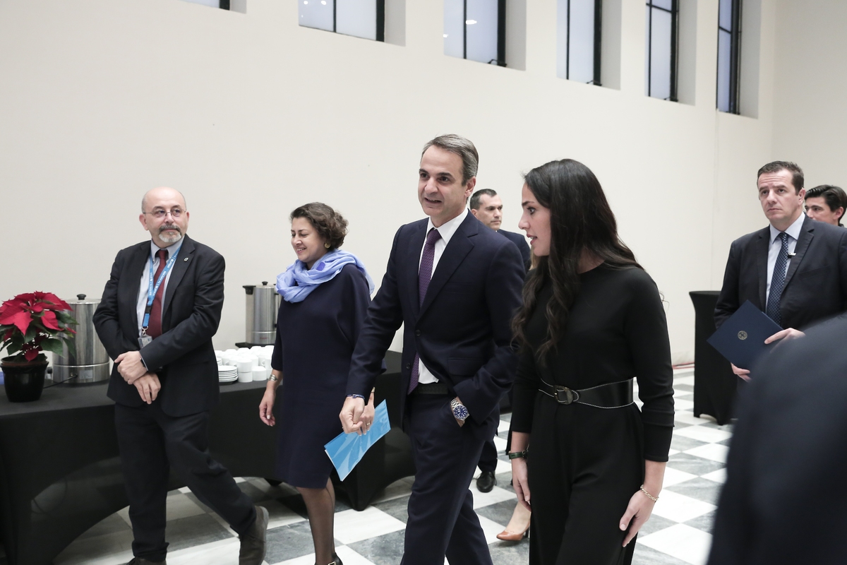 Η Δόμνα Μιχαηλίδου συνοδεύει τον πρωθυπουργό στην αίθουσα της εκδήλωσης