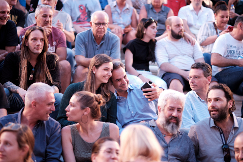 Οι απαραίτητες σέλφι του Κυριάκου Μητσοτάκη με την κόρη του Δάφνη
