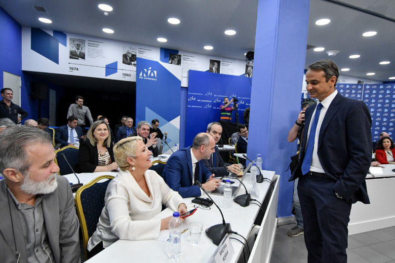 Ο Κυριάκος Μητσοτάκης λίγο πρίν την διακαναλική συνέντευξη τύπου