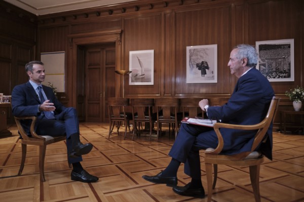 Ο Κυριάκος Μητσοτάκης μιλά στον εκτελεστικό διευθυντή του Economist