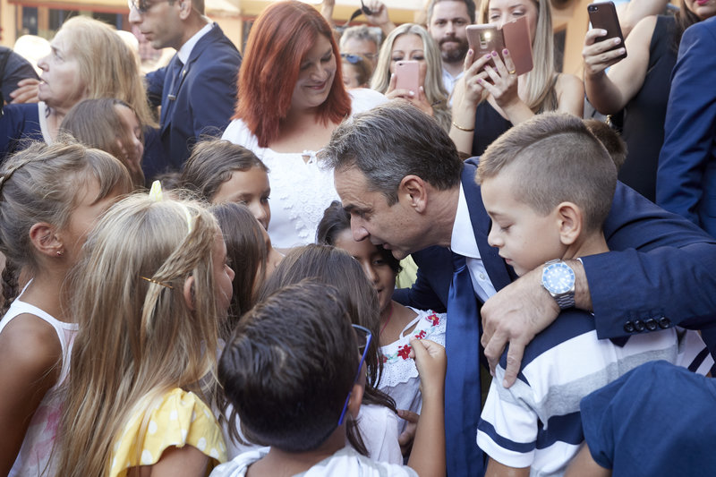 Ο Κυριάκος Μητσοτάκης συζητάει με τους μαθητές μετά τον αγιασμό στο 7ο Δημοτικό Σχολείο Γαλατσίου