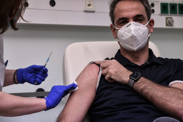 Η στιγμή που ο πρωθυπουργός εμβολιάζεται κατά του κορωνοϊού