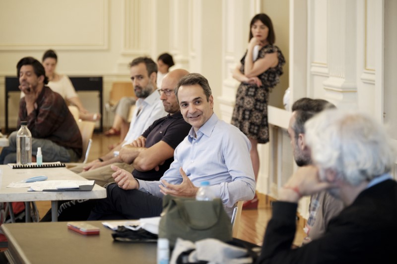 Σε χαλαρή συζήτηση εξελίχθηκε η συνάντηση του Κυριάκου Μητσοτάκη εντός του Εθνικού Θεάτρου