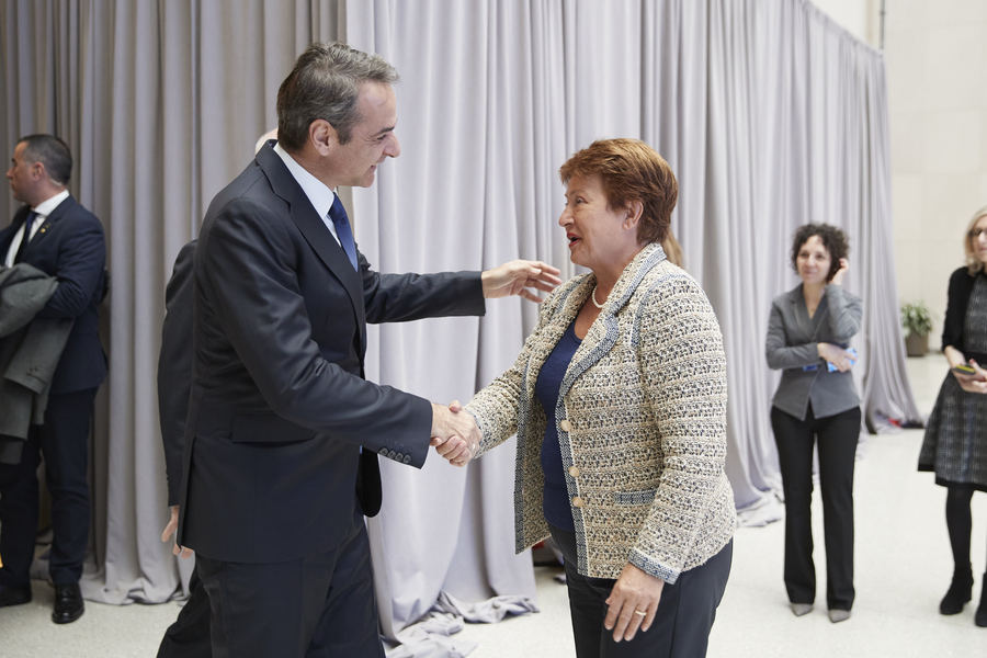 Με ιδιαίτερα θερμό τρόπο υποδέχτηκε η Κρισταλίνα Γκεοργκίεβα τον Κυριάκο Μητσοτάκη