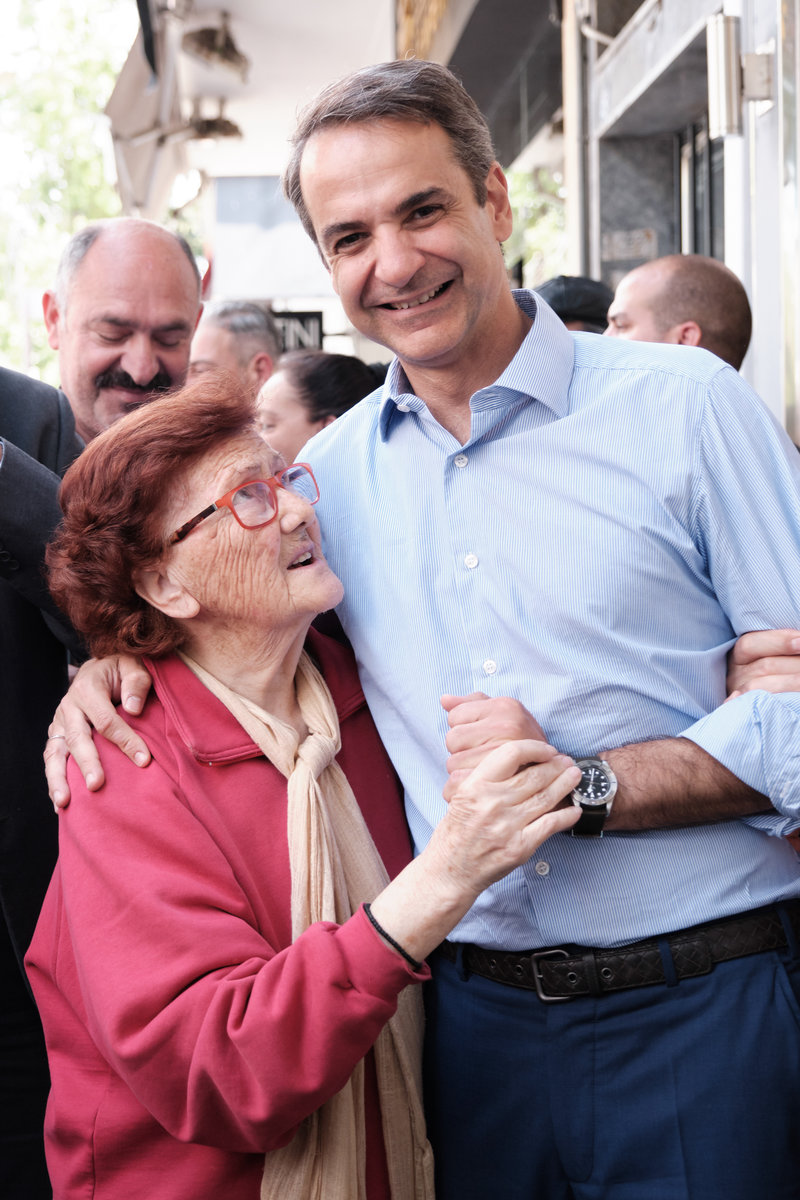 Ο Κ. Μητσοτάκης αγκαλιά με μία ηλικιωμένη